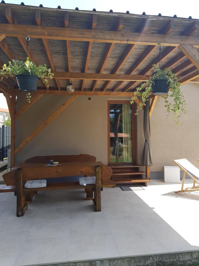 Guest House Flora พาซิน ภายนอก รูปภาพ
