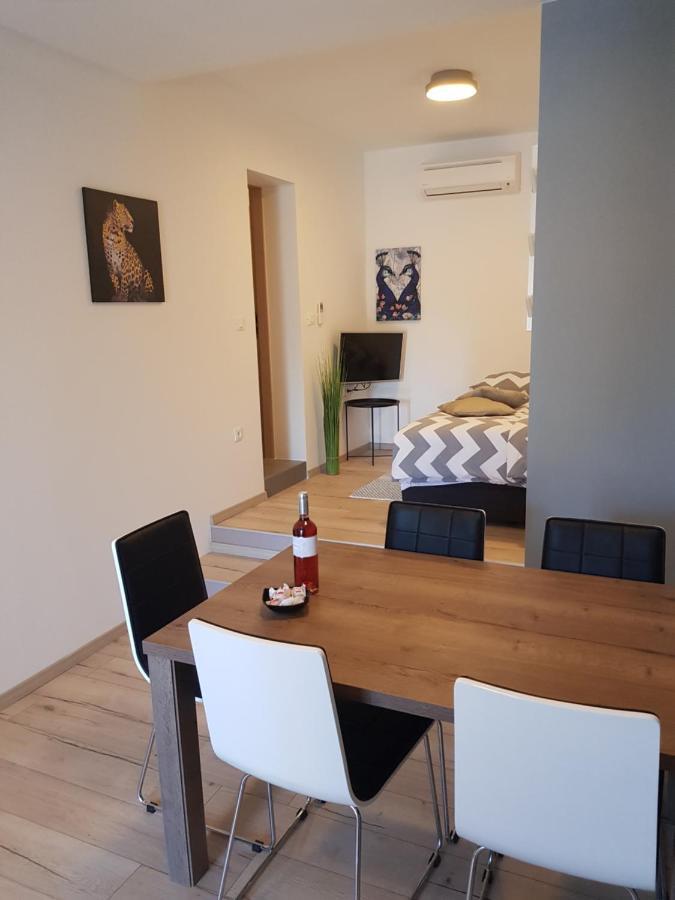 Guest House Flora พาซิน ภายนอก รูปภาพ