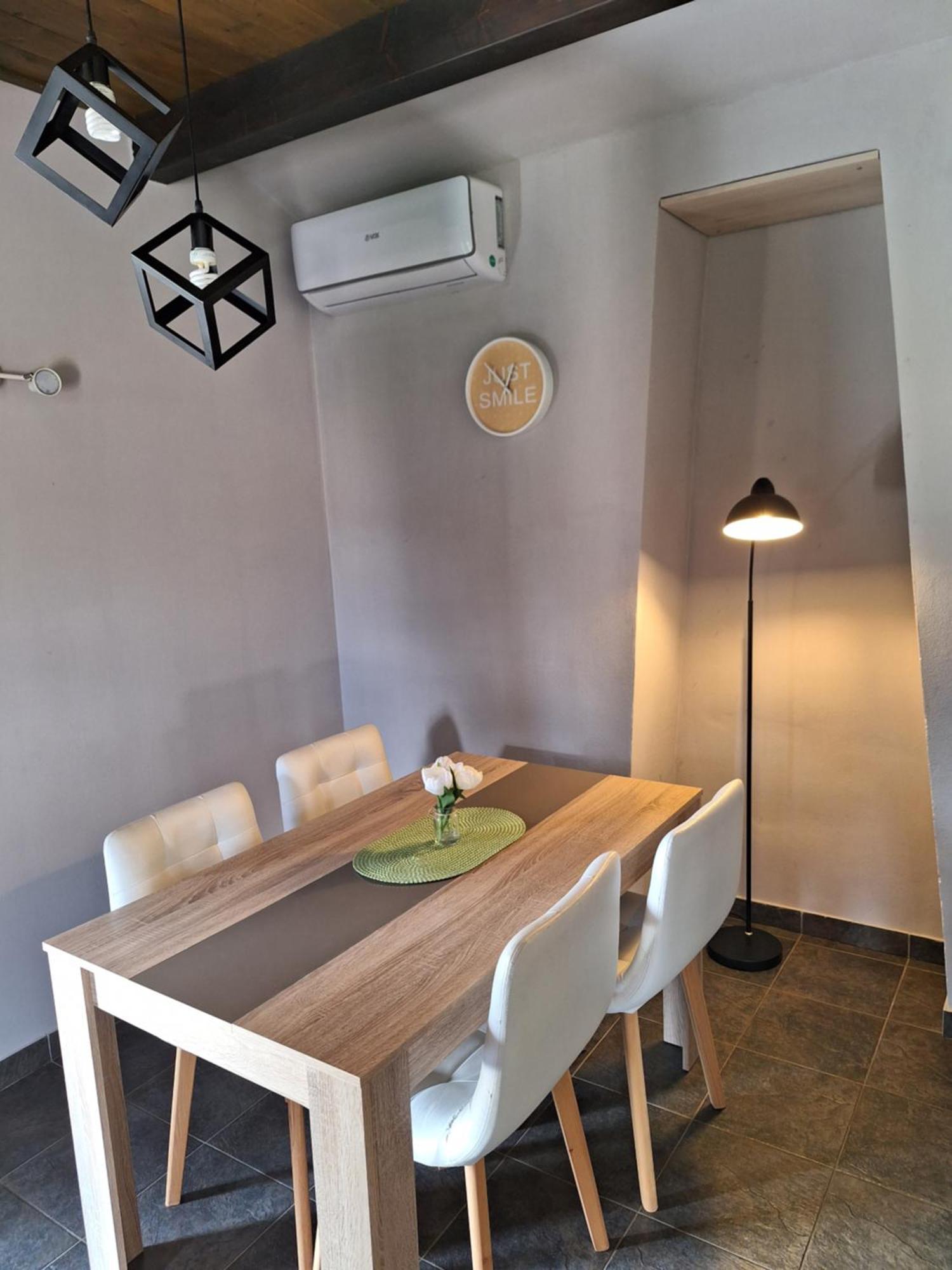 Guest House Flora พาซิน ภายนอก รูปภาพ