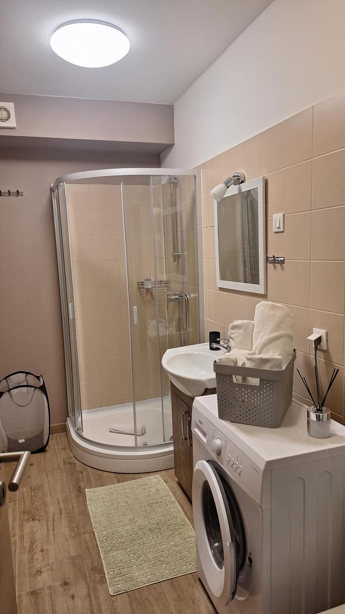Guest House Flora พาซิน ภายนอก รูปภาพ