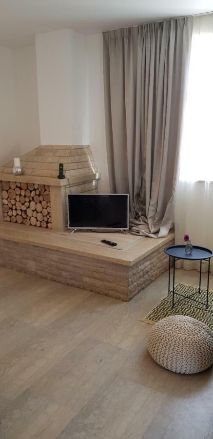 Guest House Flora พาซิน ภายนอก รูปภาพ