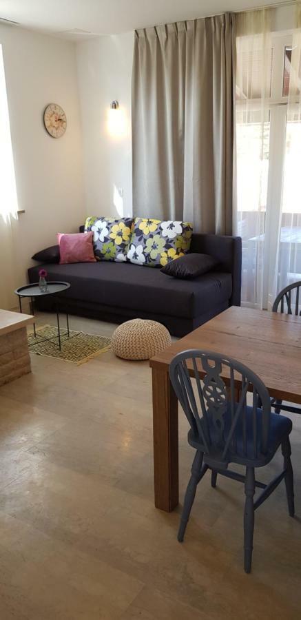 Guest House Flora พาซิน ภายนอก รูปภาพ
