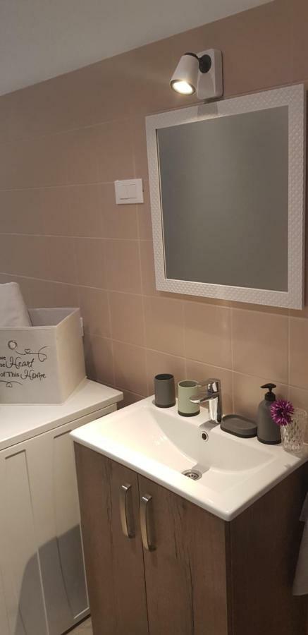 Guest House Flora พาซิน ภายนอก รูปภาพ