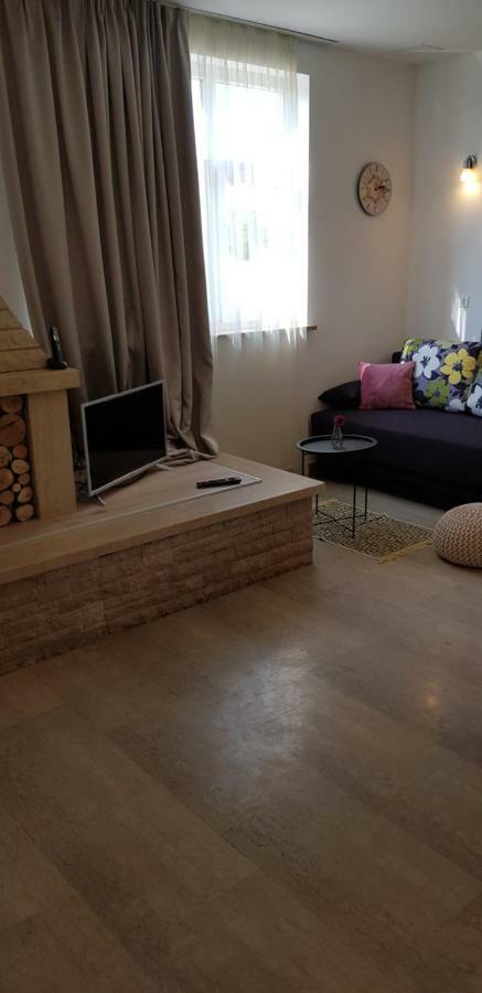 Guest House Flora พาซิน ภายนอก รูปภาพ
